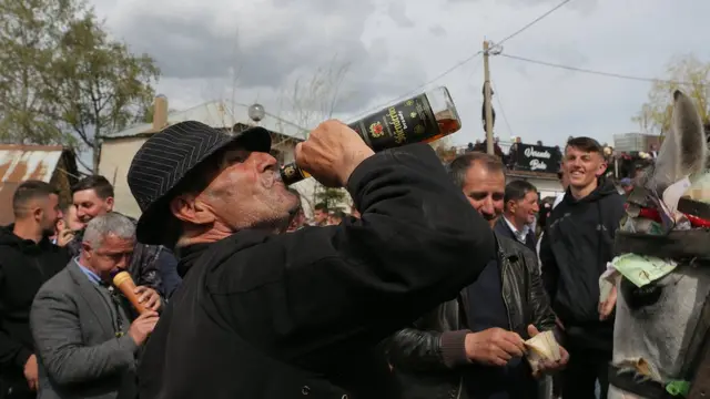 Za razliku od kosovske Gore, obeležavanje Đurđevdana među albanskim Gorancima prati obilato konzumiranje alkohola.
