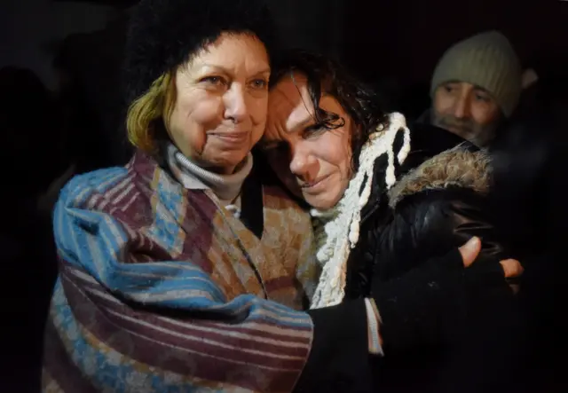 Aslı Erdoğan, tahliyesi sonrası annesine sarılıyor