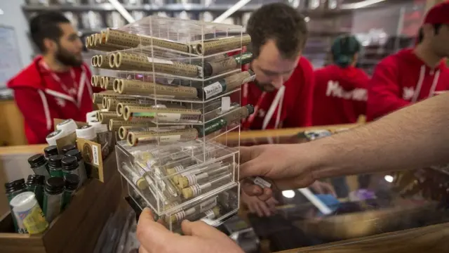 লস এঞ্জেলেসে এক গাঁজার দোকান।