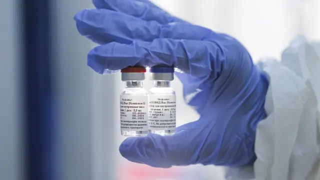 Вакцина "Спутник V" состоит из двух частей. СМИ сообщали, что первый компонент произведен в нужном количестве, а второго - не хватает