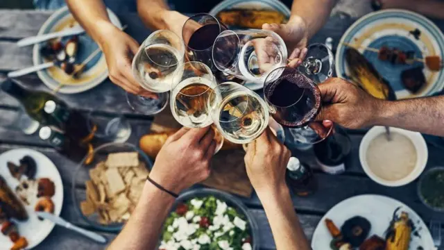 مجموعة من الأصدقاء حول مائدة طعام