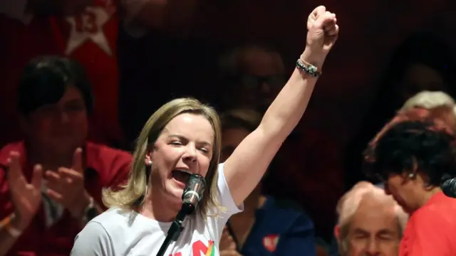 Senadora Gleisi Hoffmann levanta o braço e veste camisa com o nomeestrelabet a maior casa de apostas do brasilLula