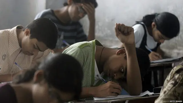 ਵਿਵੇਕਾਨੰਦ ਹਾਈ ਸਕੂਲ ਵਿੱਚ ਬੋਰਡ ਪ੍ਰੀਖਿਆ ਦਿੰਦੇ ਵਿਦਿਆਰਥੀ