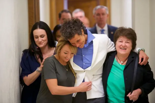 Ms Constand (centre) never comot statement ontop di new verdict