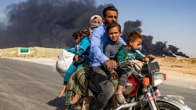 المدنيون في مناطق القتال يهربون بأسرهم