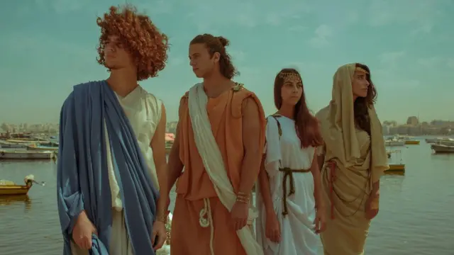 شابان وفتاتان يرتدون ملابس رومانية