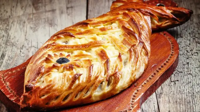 Пирог в форме рыбы