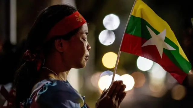 ผู้ชุมนุมเรียกร้องประชาธิปไตย