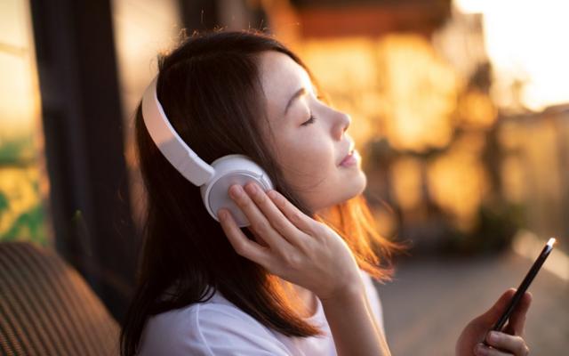 Mulher ouvindo música com fones de ouvido