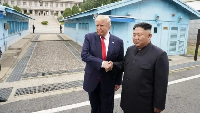 TRump na Kim mu karere kagabura Koreya y'Uburaruko na Koreya y'Ubumanuko