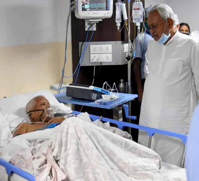 લાલુ પ્રસાદ યાદવાની ખબર પૂછવા પહોંચેલા નીતીશકુમાર