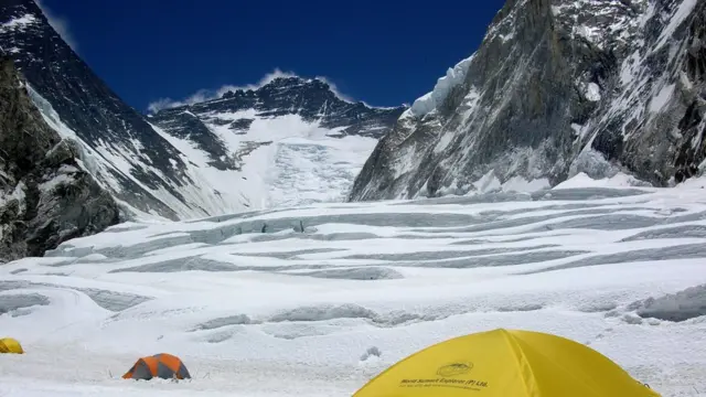 එවරස්ට් තරණයේ අවසන් අදියරයට පිවිසි ශ්රී ලාංකිකයෝ