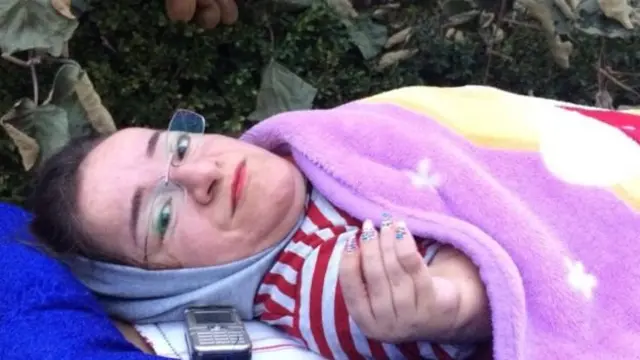 มิตราไม่มีรถเข็นสำหรับผู้พิการใช้ เธอจึงต้องนอนบนรถเข็นสำหรับขนดินแทน