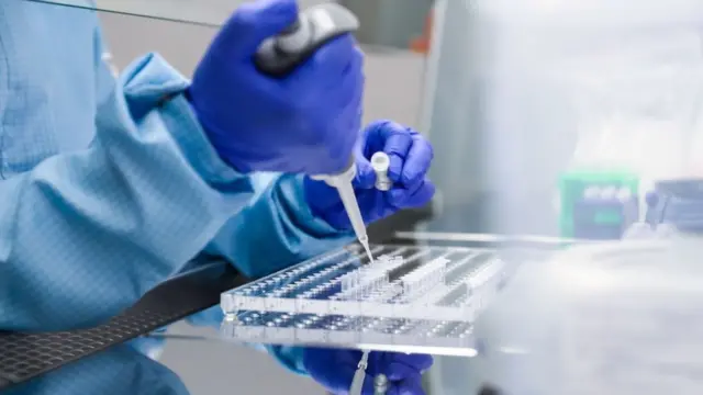 Persona en laboratorio genético