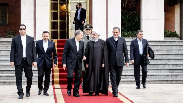 علی اکبر ولایتی مشاور ویژه رهبر ایران و اسحاق جهانگیری معاون اول رییس جمهور را همراهی کردند