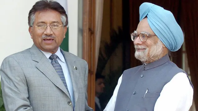 आधिकारिक बैठक से पहले 17 अप्रैल 2005 को जनरल परवेज़ मुशर्रफ़ का स्वागत करते तत्कालीन भारतीय प्रधानमंत्री मनमोहन सिंह.