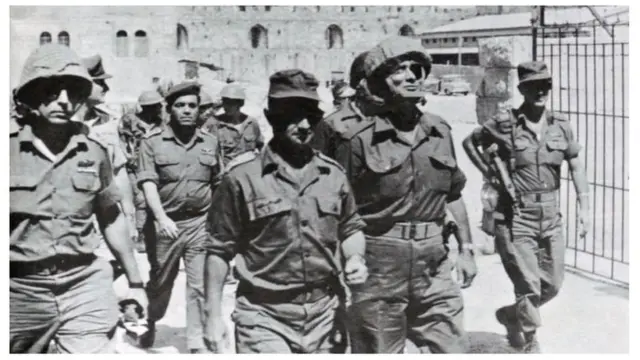 Ciidammada Israa'iil oo ku suganaa bariga Qudus sanadkii 1964