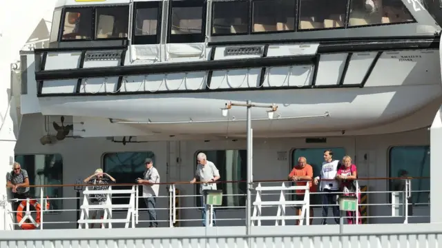 Pasajeros en la cubierta del crucero.