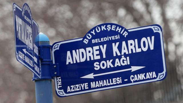 Указатель на улице имени Карлова в Анкаре