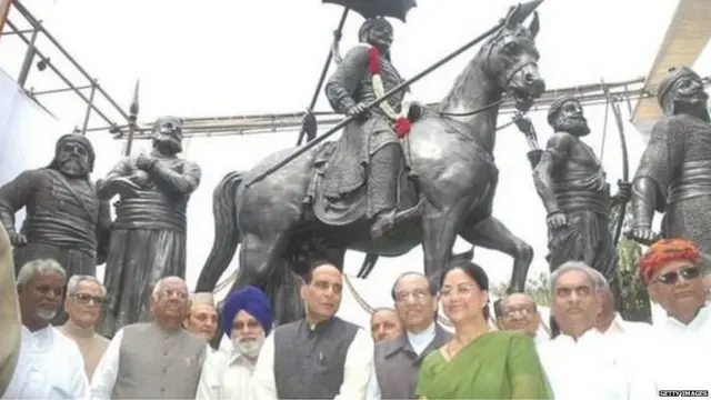 शिवाजी की मूर्ति के सामने बीजेपी नेता