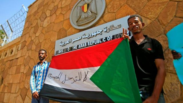 متظاهرون سودانيون أمام السفارة المصرية بالخرطوم