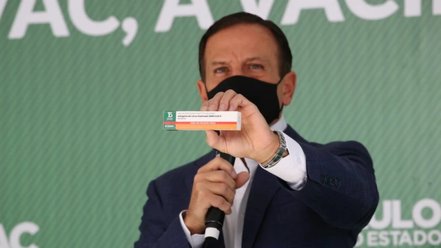 João Doria segurando embalagem da ButanVac