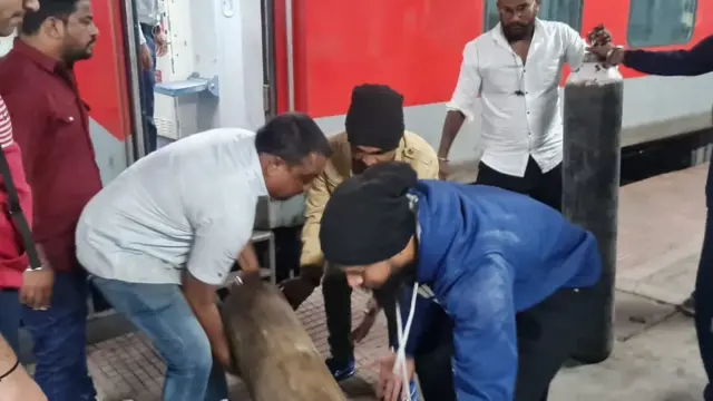 रेल्वेप्रवासात ऑक्सिजन संपल्यामुळे संकटात सापडलेलं 13 महिन्यांचं बाळ असं वाचलं