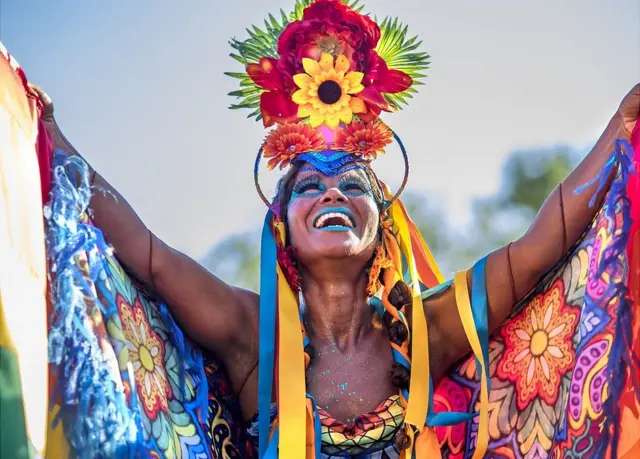 Mujer celebrando el carnaval.