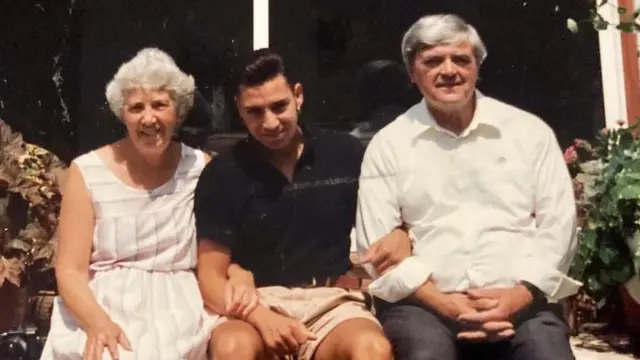 टिमथी आणि त्यांचे दत्तक पालक