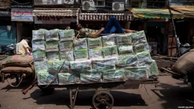 కార్మికులు, చిన్న వ్యాపారులను ఆదుకునేందుకు కేంద్రం పెద్ద ఎత్తున నిధులు కేటాయించాల్సి ఉందని ఆర్ధిక నిపుణులు అంటున్నారు.