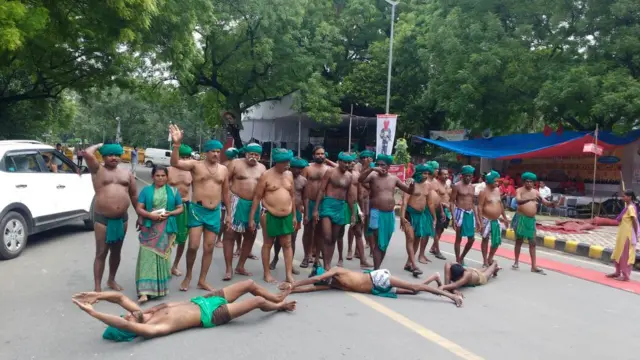 தரையில் உருளும் விவசாயிகள்