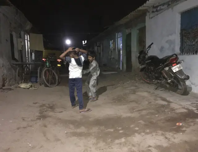 સિટીઝન નગરમાં ગલીમાં રમતા બાળકો