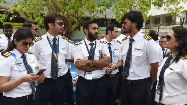 সোমবার মুম্বাইতে জেট এয়ারওয়েজের সদর দফতরের সামনে উৎকন্ঠিত পাইলটরা