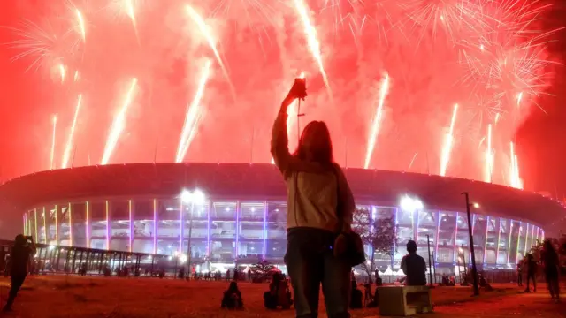 Pesta kembang api menyemarakkan Upacara Penutupan Asian Games ke-18 Tahun 2018 di Stadion Utama GBK, Senayan, Jakarta, Minggu (2/9).