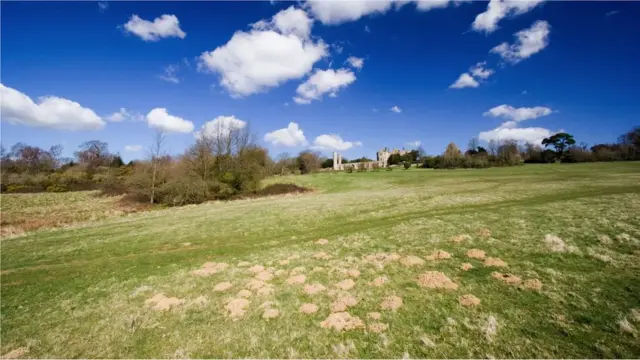 Normansko osvajanje Engleske je bilo prožeto nasiljem, a učesnicima je naloženo da se tokom godine pokaju za svakog čoveka kog su usmrtili