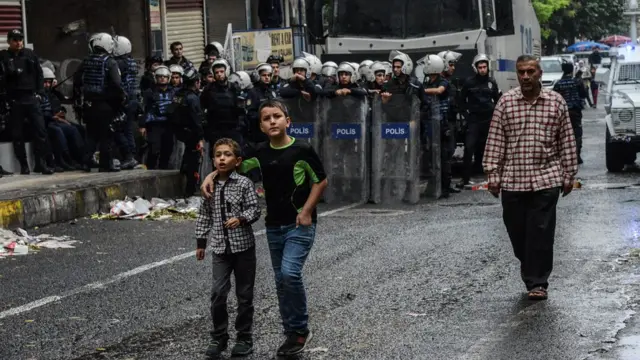 Diyarbakır Büyükşehir Belediyesi'nin eş başkanlarının tutuklanmasından sonra şehrin sokaklarında çok sayıda polis görülmüştü.