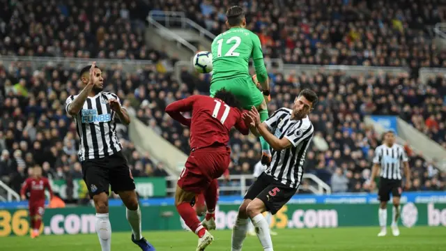 لحظة إصابة صلاح