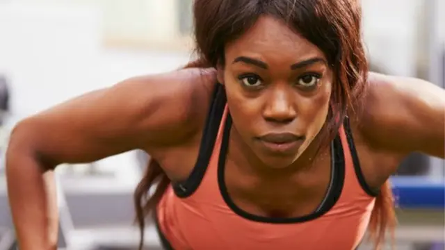 Especialistas recomendam flexão, prancha e agachamento para quem não tem tempobetway cblol academyir à academia.