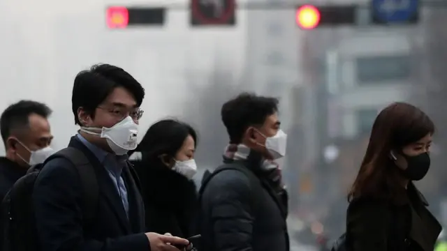 대기 정체와 국외 미세먼지 유입으로 전국 9개 시·도에서 고농도 미세먼지 '비상저감조치'가 시행된 11일 오전 서울 광화문 네거리에서 시민들이 마스크를 쓴 채 출근길 발걸음을 재촉하고 있다