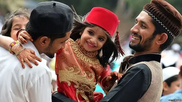 ਇੱਕ ਮੁਸਲਮਾਨ ਬੱਚੀ ਆਪਣੇ ਸੰਬੰਧੀਆਂ ਨਾਲ ਖੁਸ਼ੀ ਦੇ ਰੌਂਅ ਵਿੱਚ