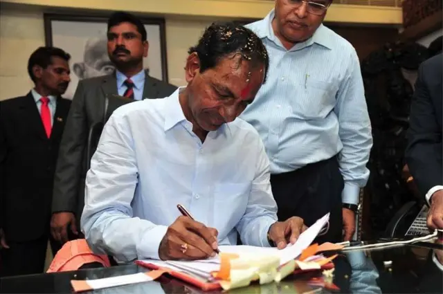 ముఖ్యమంత్రిగా బాధ్యతలు స్వీకరిస్తున్న కేసీఆర్