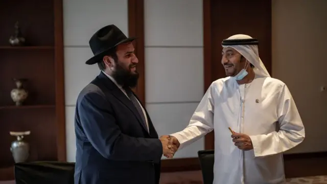 स्थानीय रबाई लेवी डकमैन और सुलेमान क़ासिम अल हम्मादी