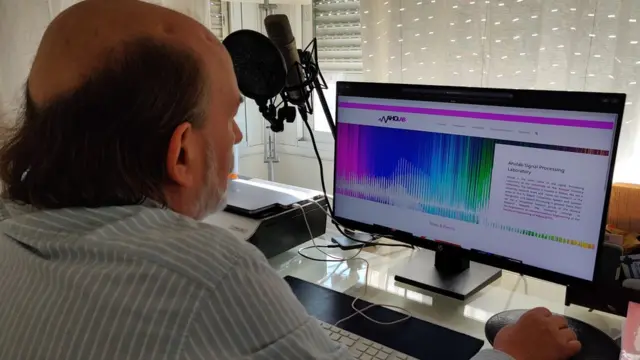 Luis, delante de una computadora.