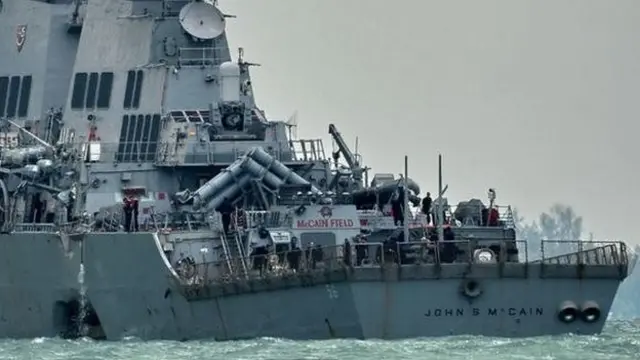 เรือพิฆาตยูเอสเอส จอห์น แม็คเคน ได้รับความเสียหายที่ด้านซ้ายหลังชนเข้ากับเรือบรรทุกน้ำมัน