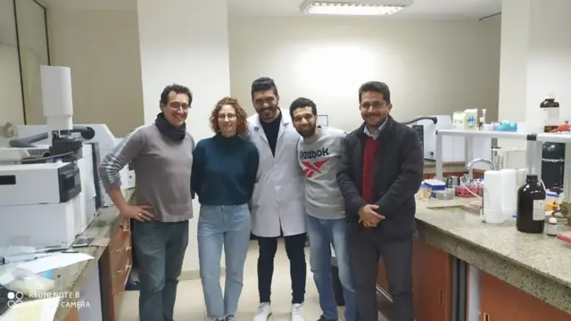 فريق العمل من المتخصصين والباحثين درسوا وحللوا البقايا العضوية الموجودة بالأواني المكتشفة