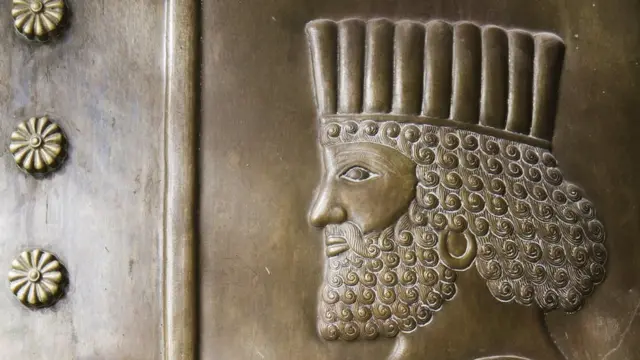 Pahatan di pintu tembaga yang menggambarkan sosok Zoroaster.