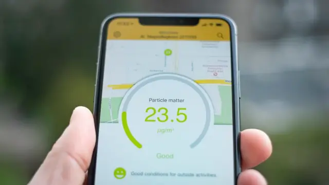 Celular que muestra en la pantalla niveles aceptables de material particulado PM 2,5