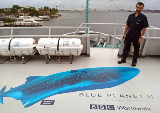 Alejandro Simone junto a un logo de Blue Planet II