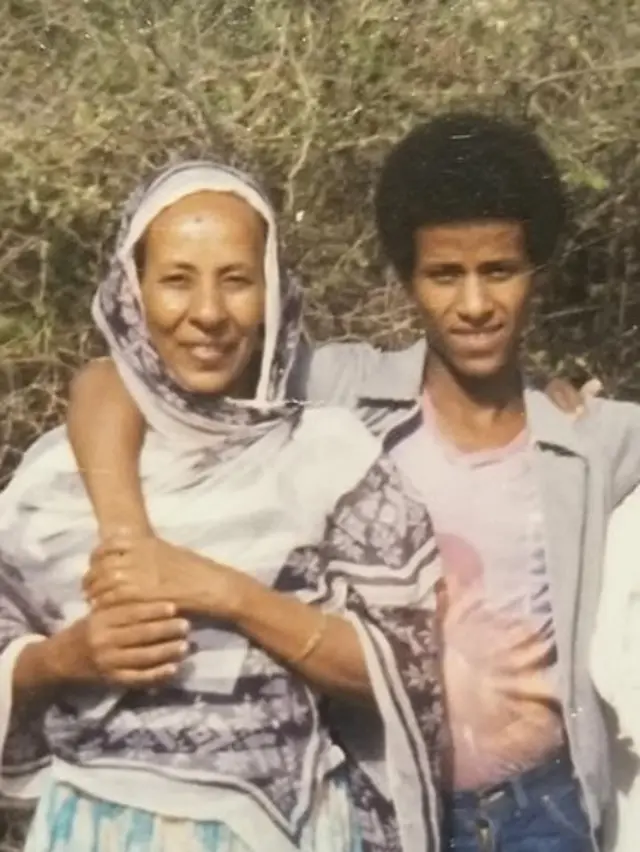 ኣማኒኤልን (ኣዘንታዊ ናይዚ ዛንታ) ምስ ኣዲኡ ኣብ ሜዳ ኤርትራ