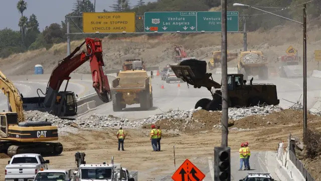 Obras en una autopista de Los Ángeles.